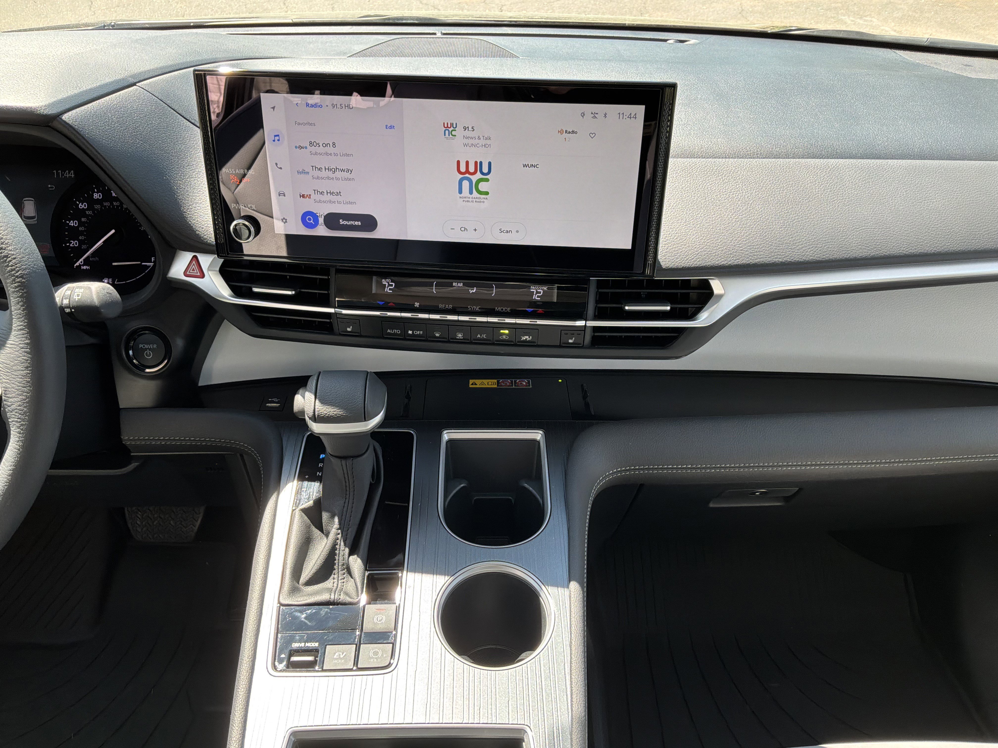 Used 2025 Toyota Sienna XLE image 31