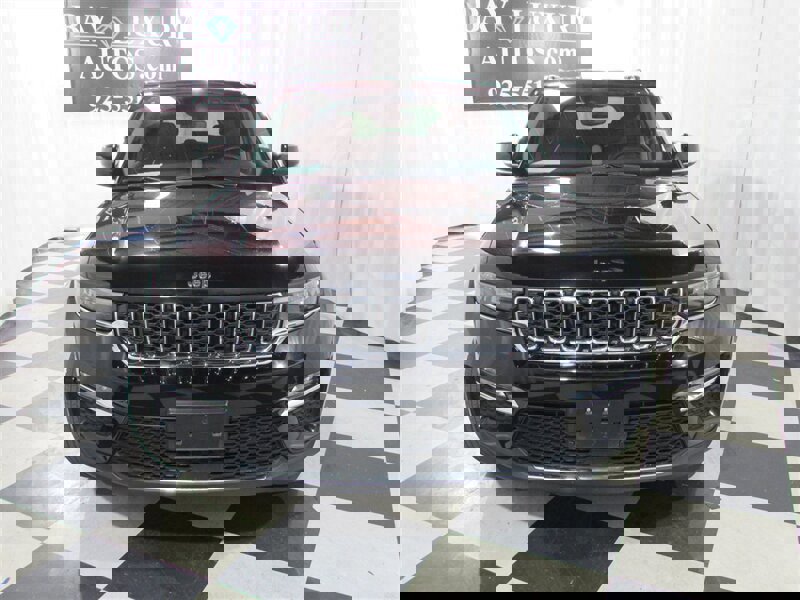 Used 2023 Jeep Grand Cherokee Limited image 3