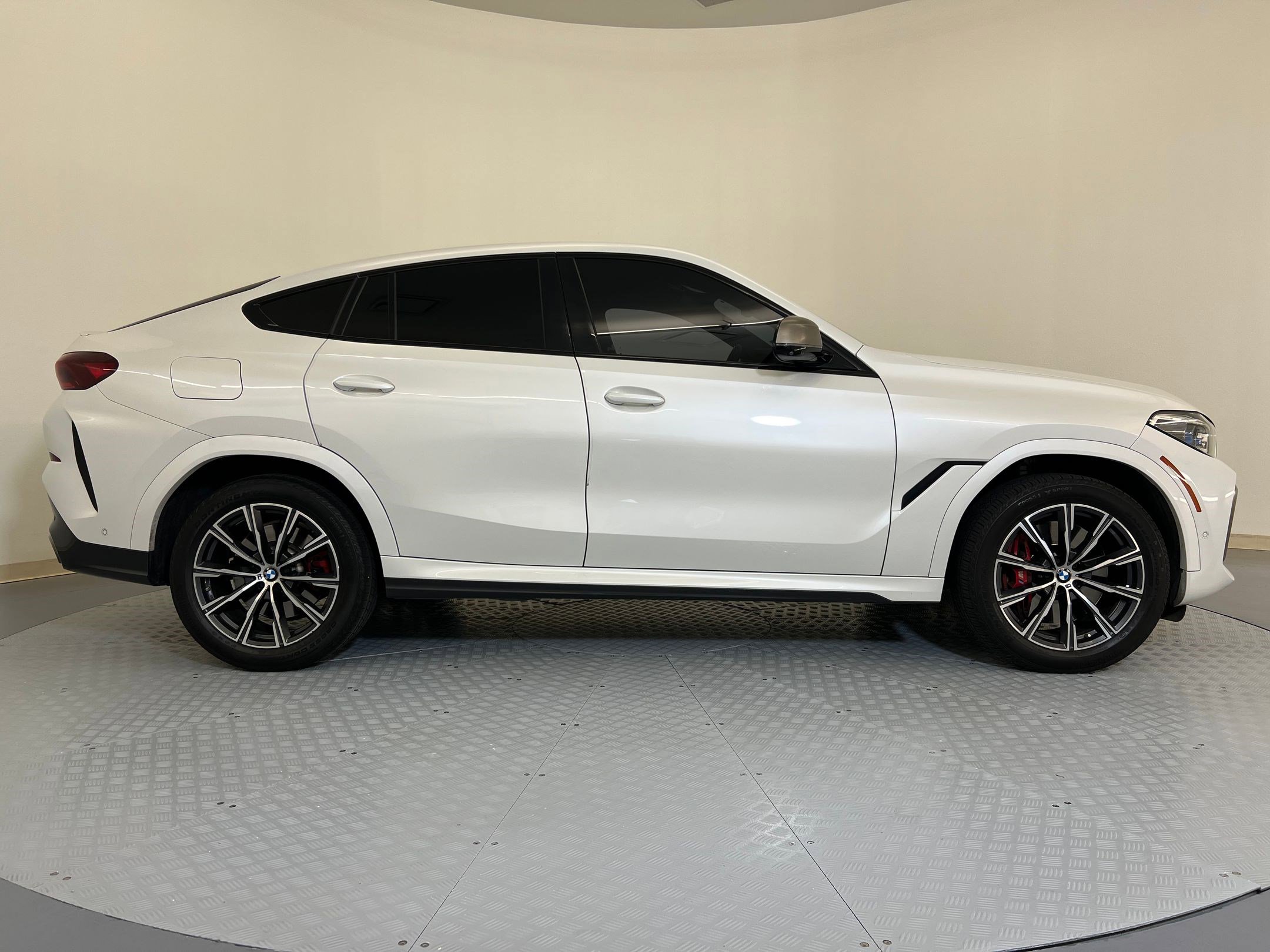 Used 2022 BMW X6 M50i w/ Executive Package image 8