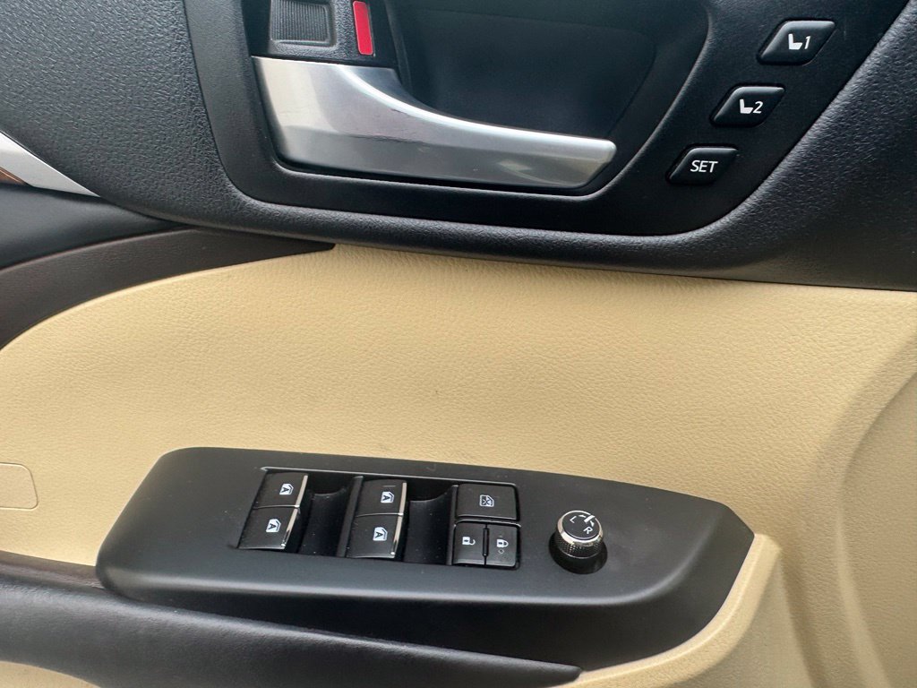 Used 2018 Toyota Highlander Limited AWD/4WD image 36