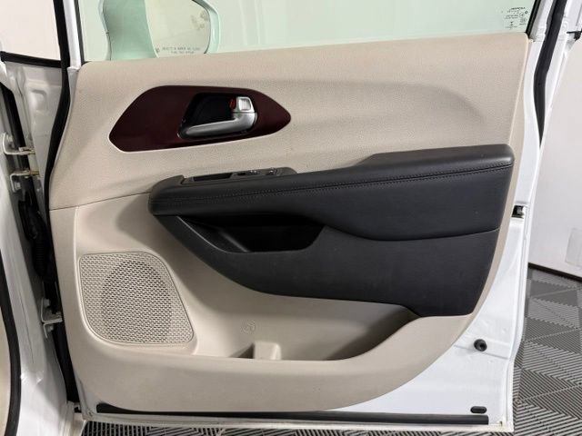 Used 2019 Chrysler Pacifica Limited w/ Advanced Safetytec Group FWD image 20
