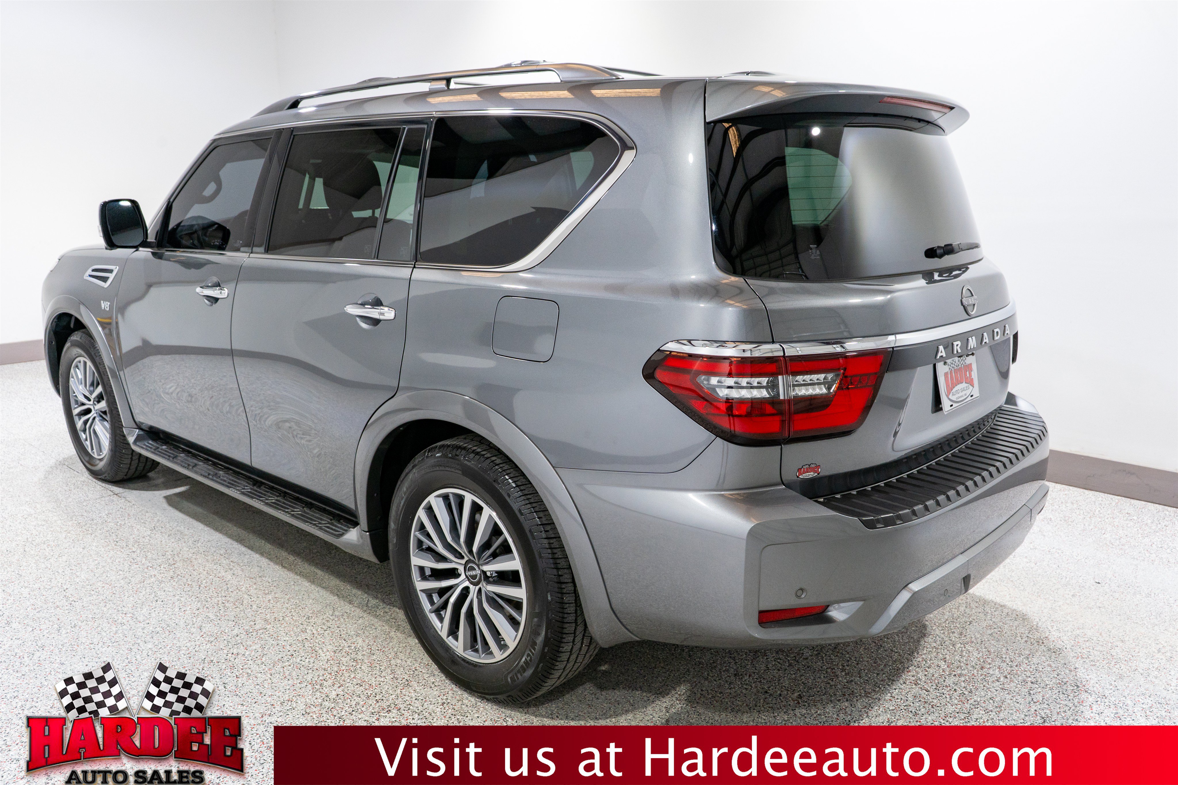 Used 2022 Nissan Armada SL w/ Captain's Chairs Package RWD image 3