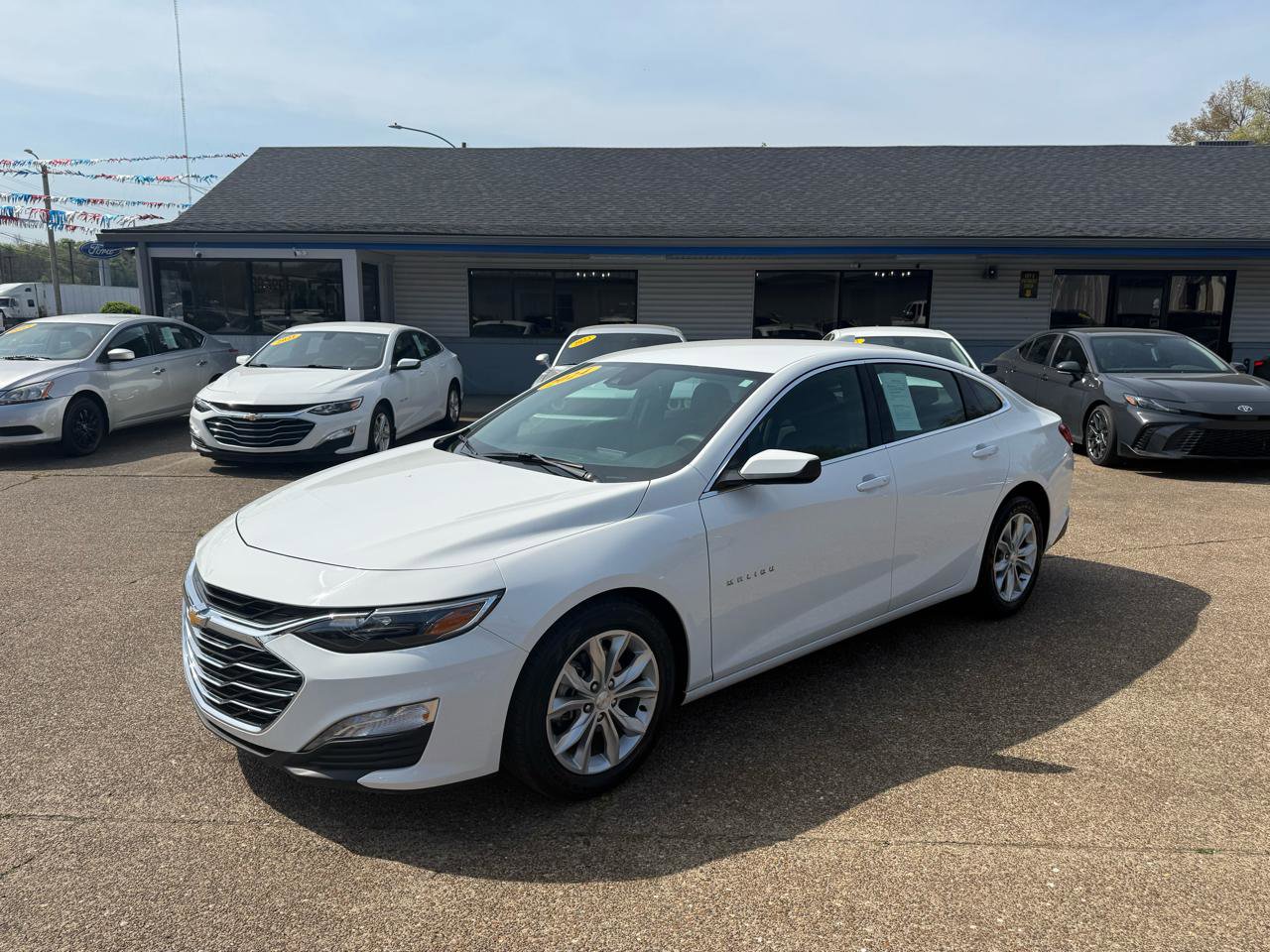 Used 2025 Chevrolet Malibu LT FWD image 3