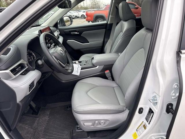 Used 2026 Toyota Highlander XLE image 14