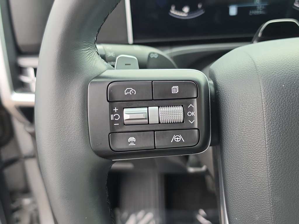 Used 2025 Hyundai Santa Fe SEL FWD image 32
