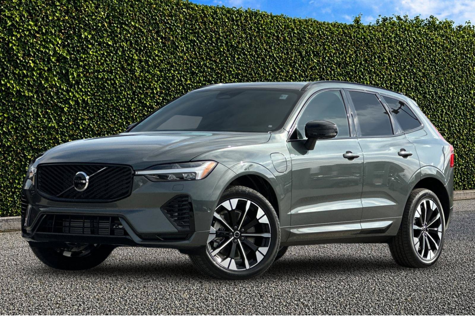 New 2026 Volvo XC60 T8 Plus w/ Climate Package PRO