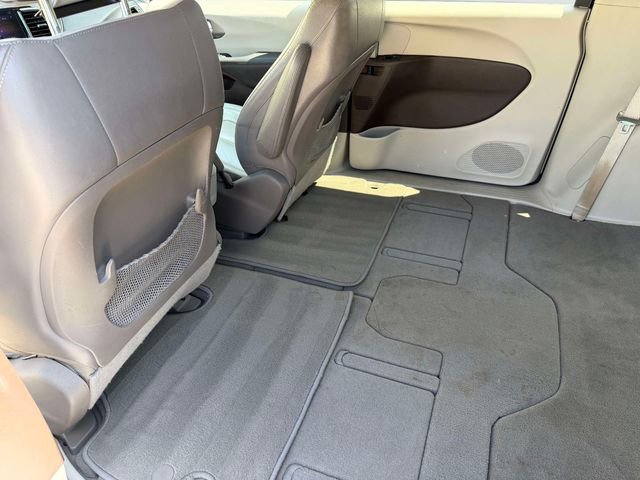 Used 2017 Chrysler Pacifica Touring-L w/ Tire & Wheel Group FWD image 13