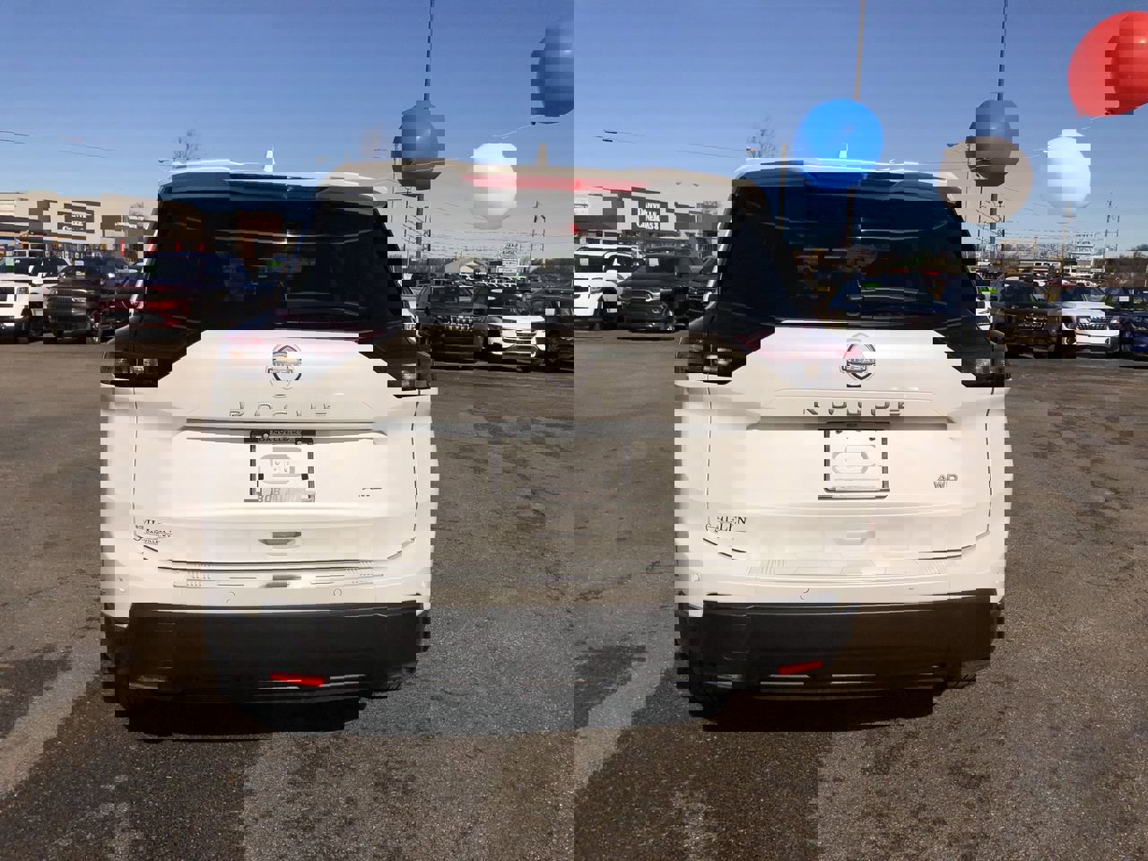 Used 2025 Nissan Rogue SV w/ SV Premium Package image 11