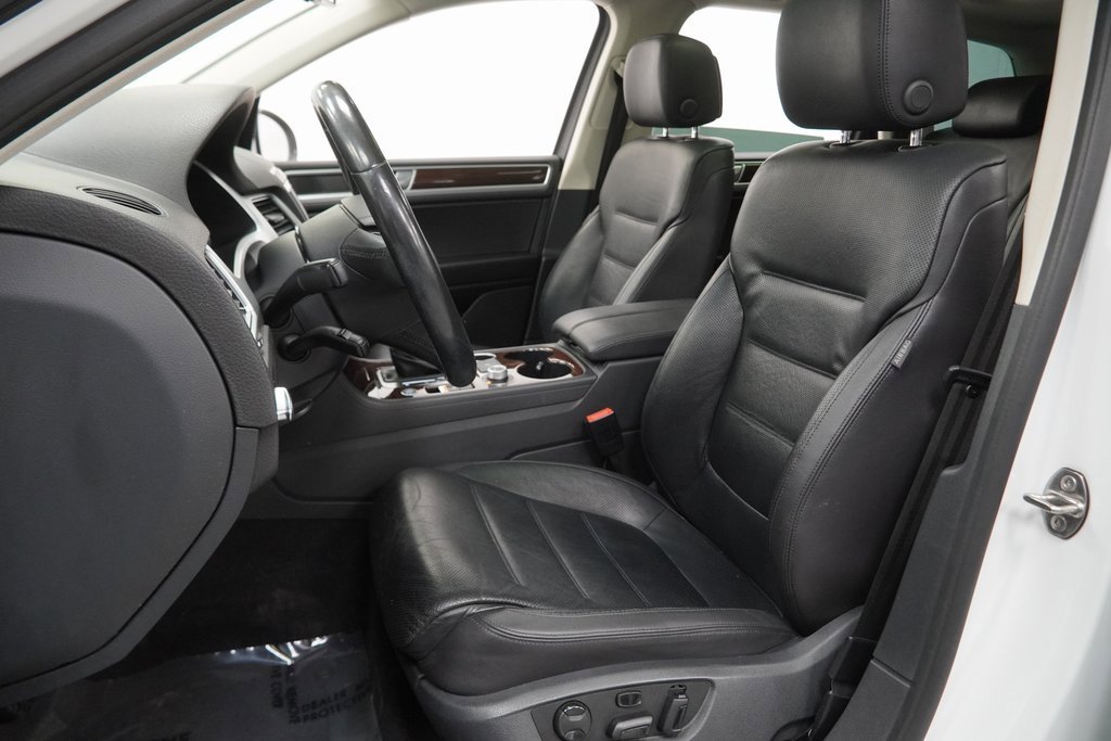 Used 2016 Volkswagen Touareg VR6 image 15