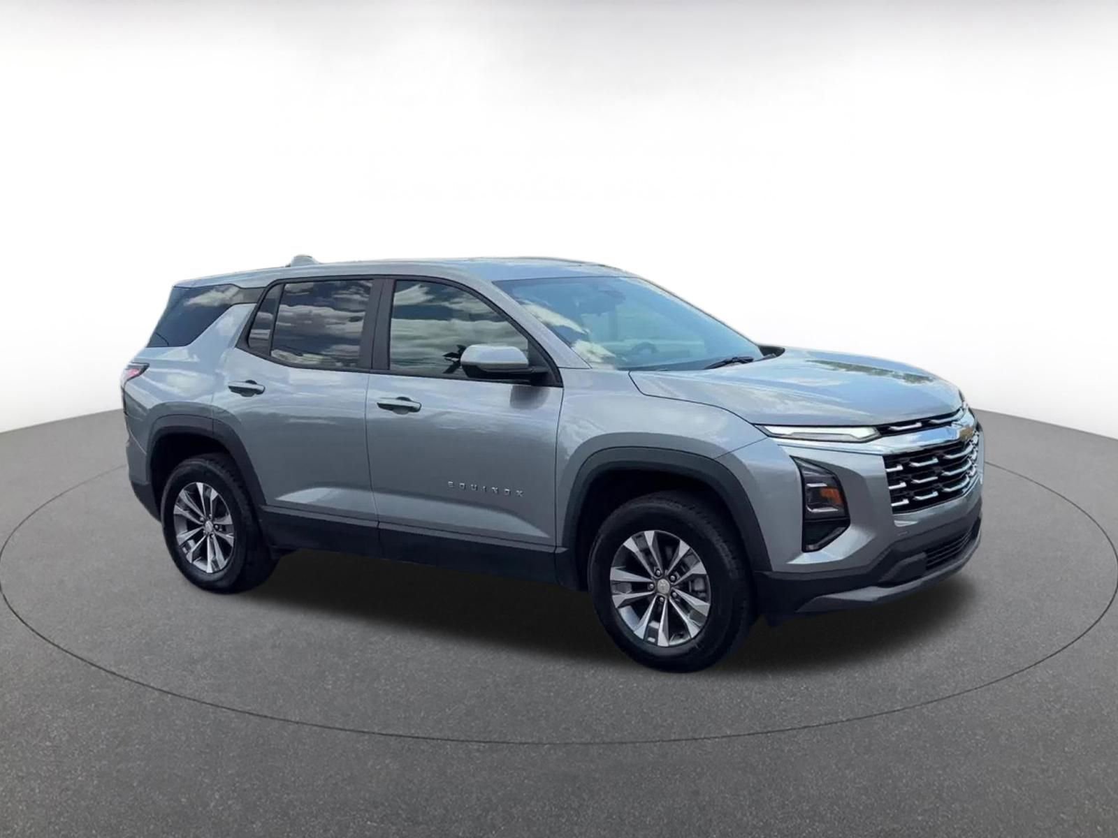Used 2025 Chevrolet Equinox LT AWD/4WD image 2