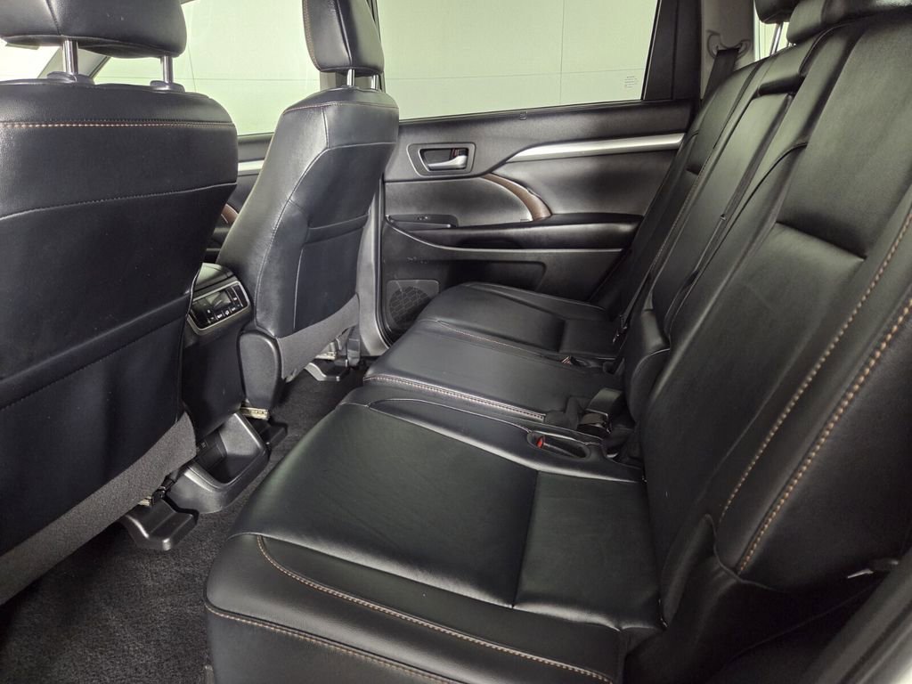 Used 2019 Toyota Highlander SE image 19
