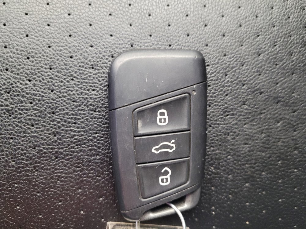 Used 2020 Volkswagen Atlas Cross Sport SE image 32