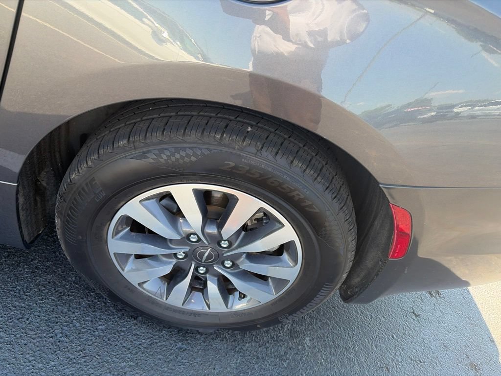 Used 2021 Chrysler Pacifica Touring-L FWD image 10