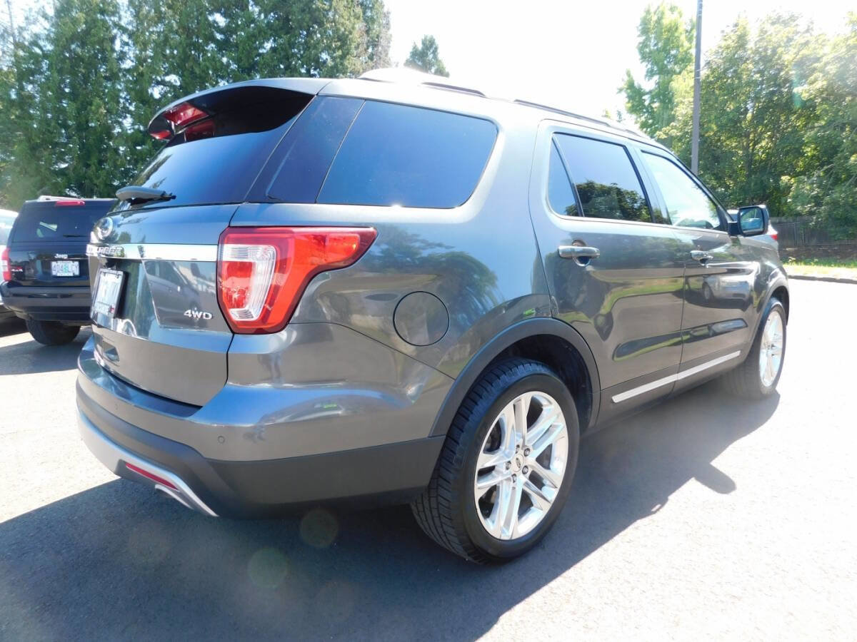 Used 2017 Ford Explorer XLT w/ Equipment Group 202A image 2