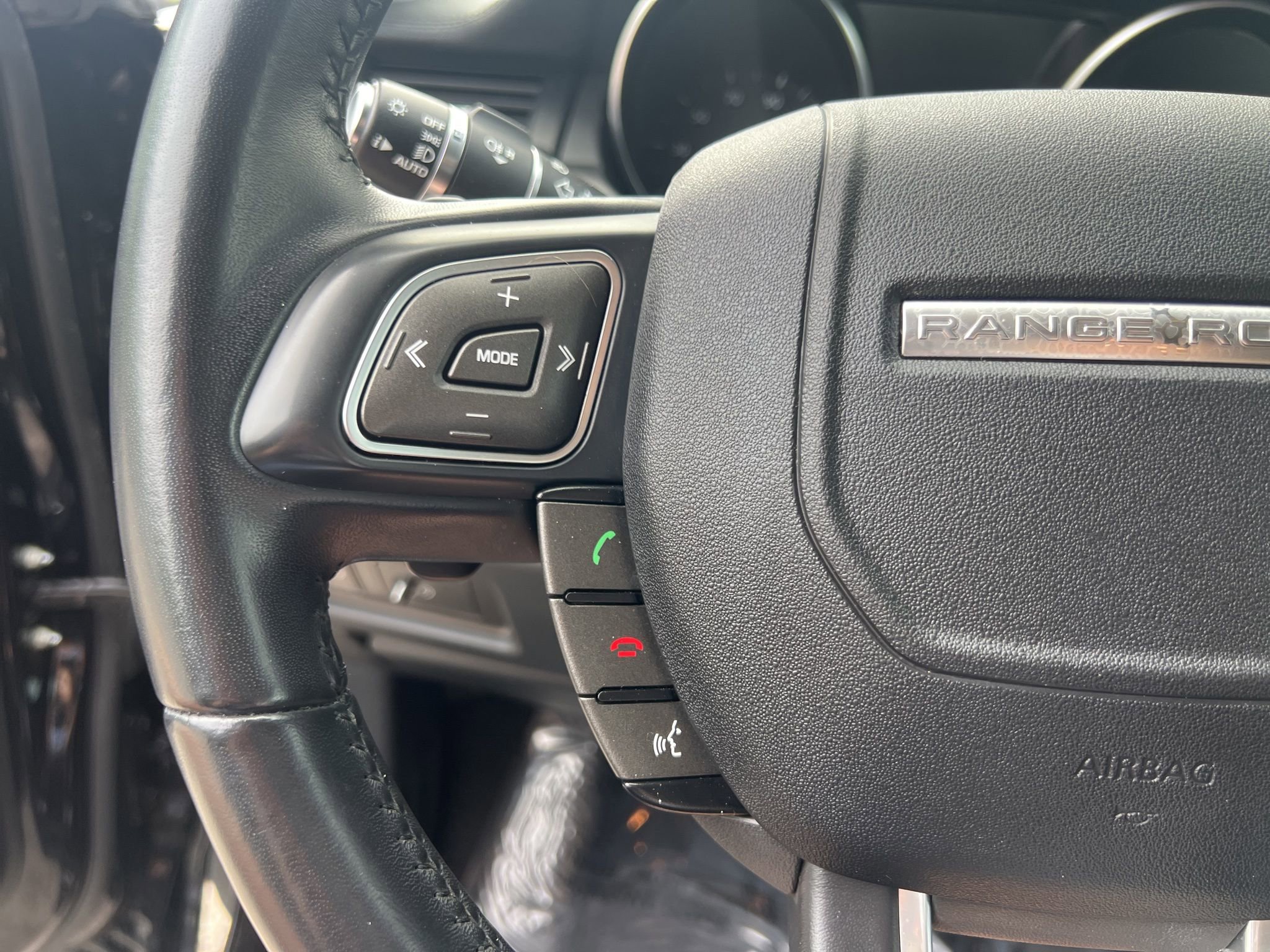 Used 2019 Land Rover Range Rover Evoque SE image 21