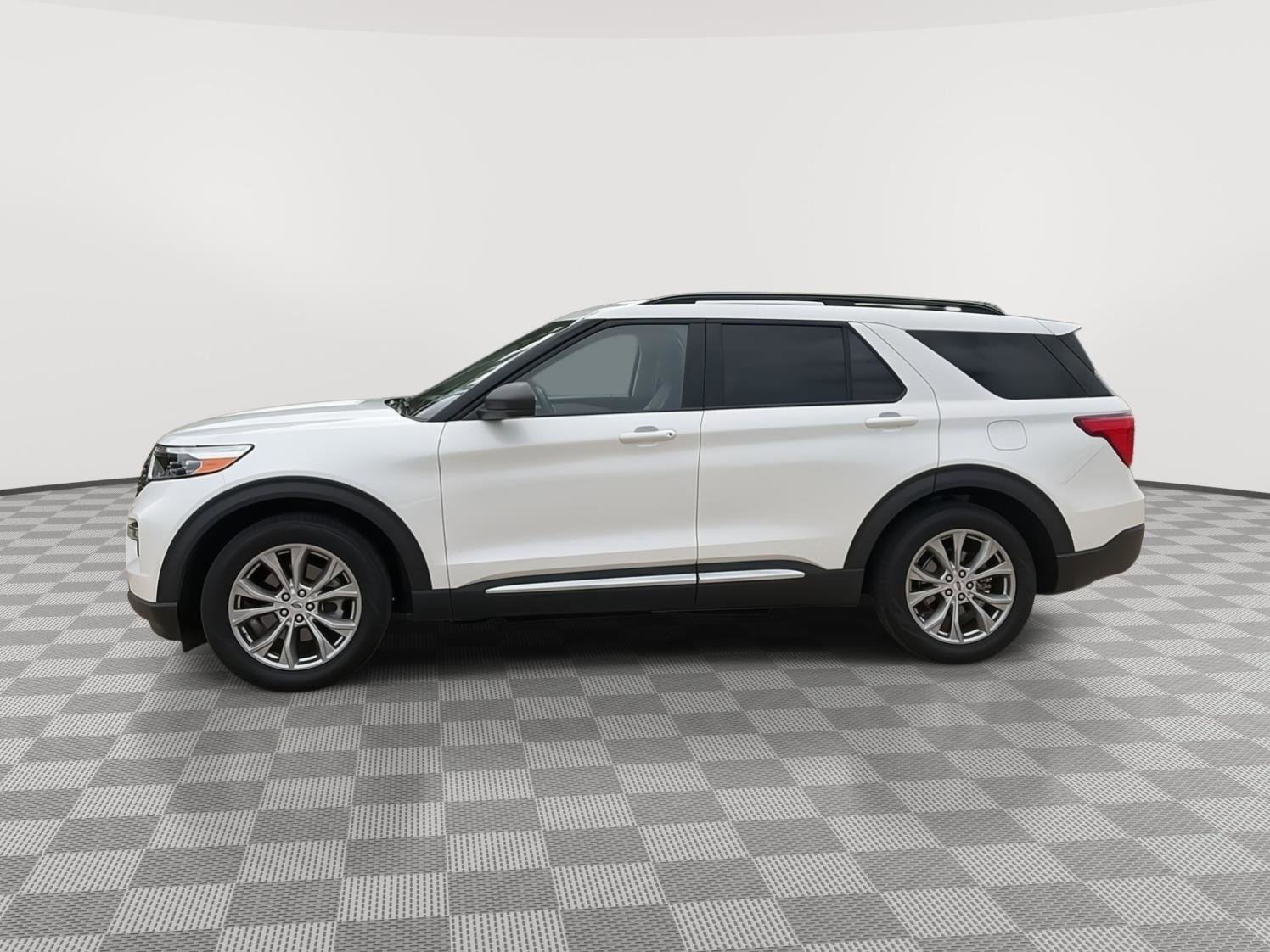 Used 2023 Ford Explorer XLT w/ Equipment Group 202A image 2