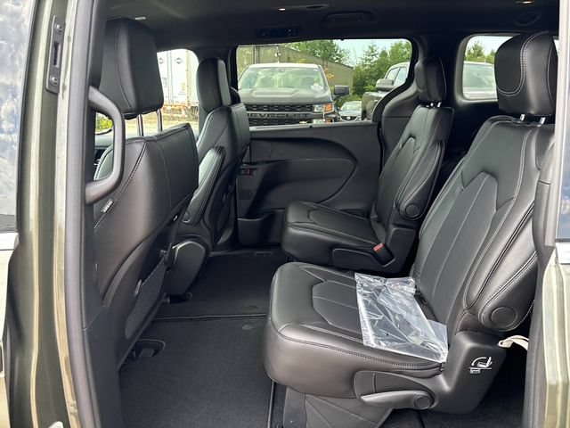 New 2027 Chrysler Pacifica Select AWD/4WD image 19