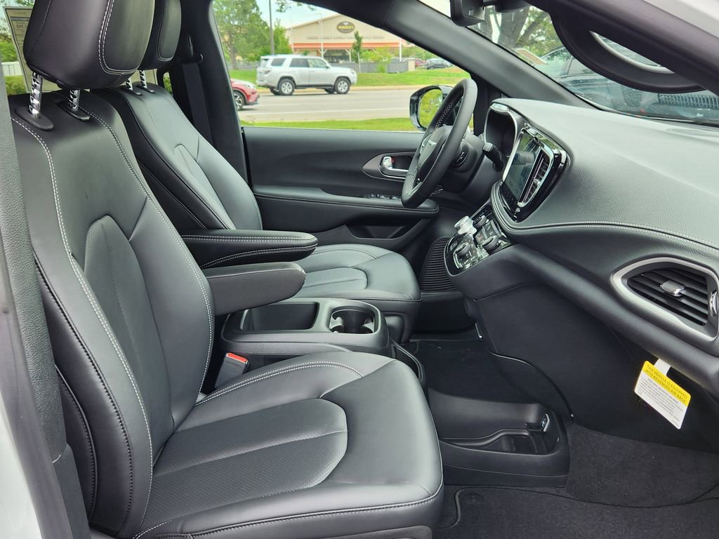 New 2026 Chrysler Pacifica Select image 16