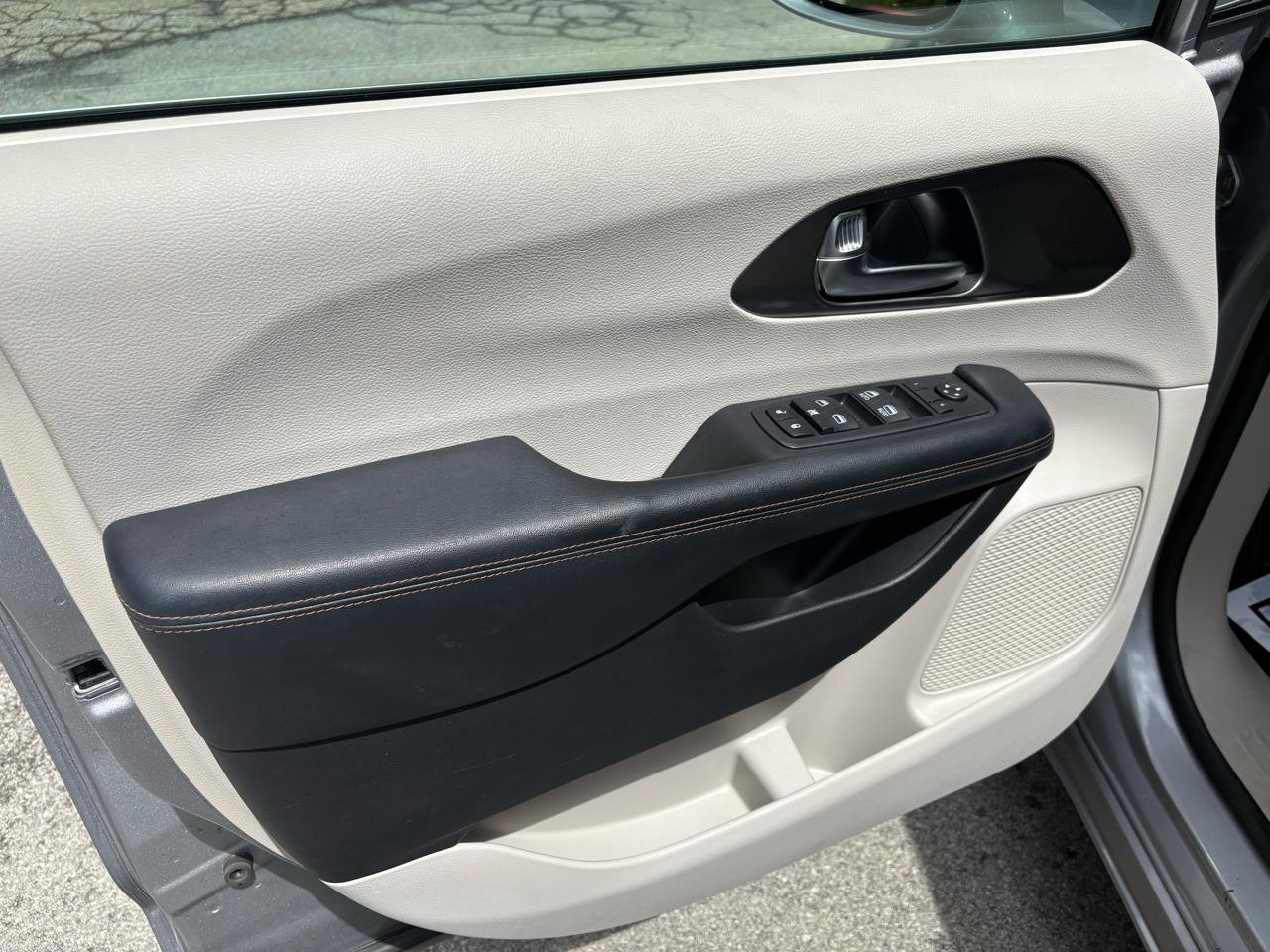 Used 2020 Chrysler Pacifica Touring w/ Advanced Safetytec Group FWD image 10