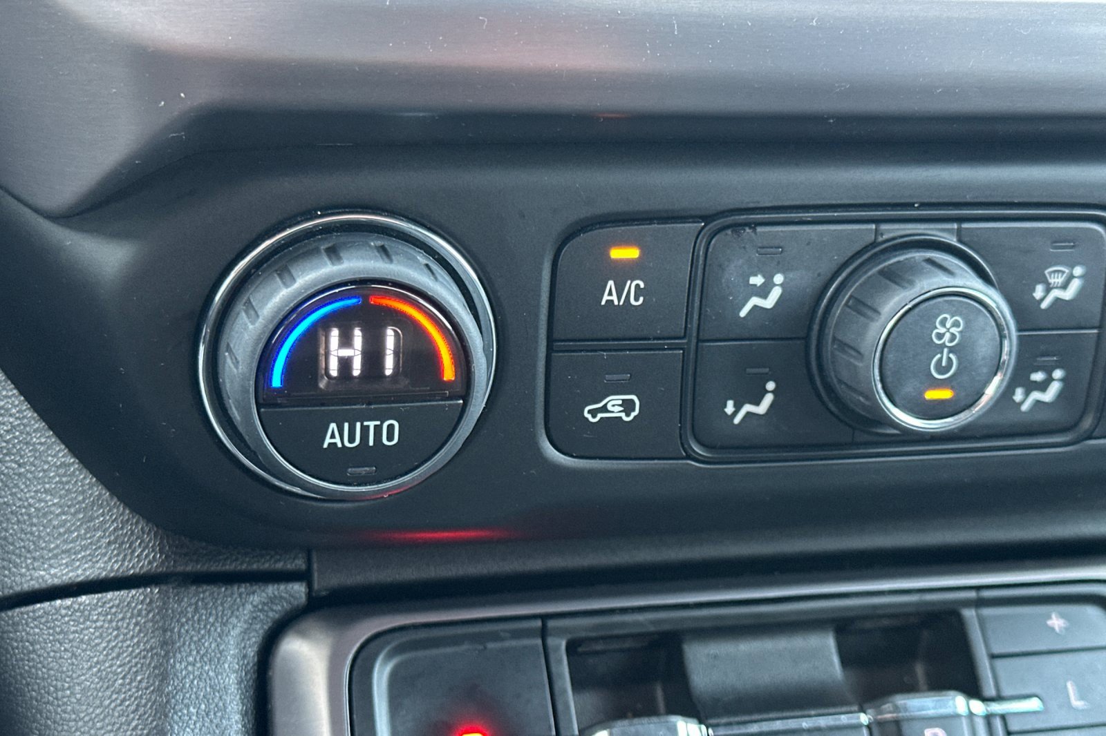 Used 2022 GMC Acadia AT4 w/ Technology Package image 30