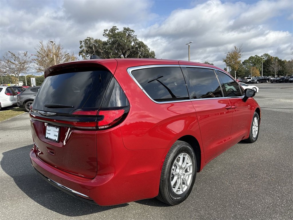 New 2026 Chrysler Pacifica Select image 3