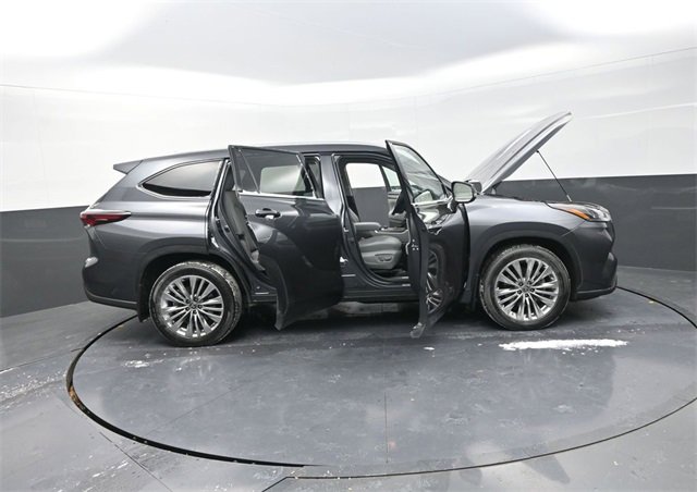Used 2024 Toyota Highlander Platinum image 42