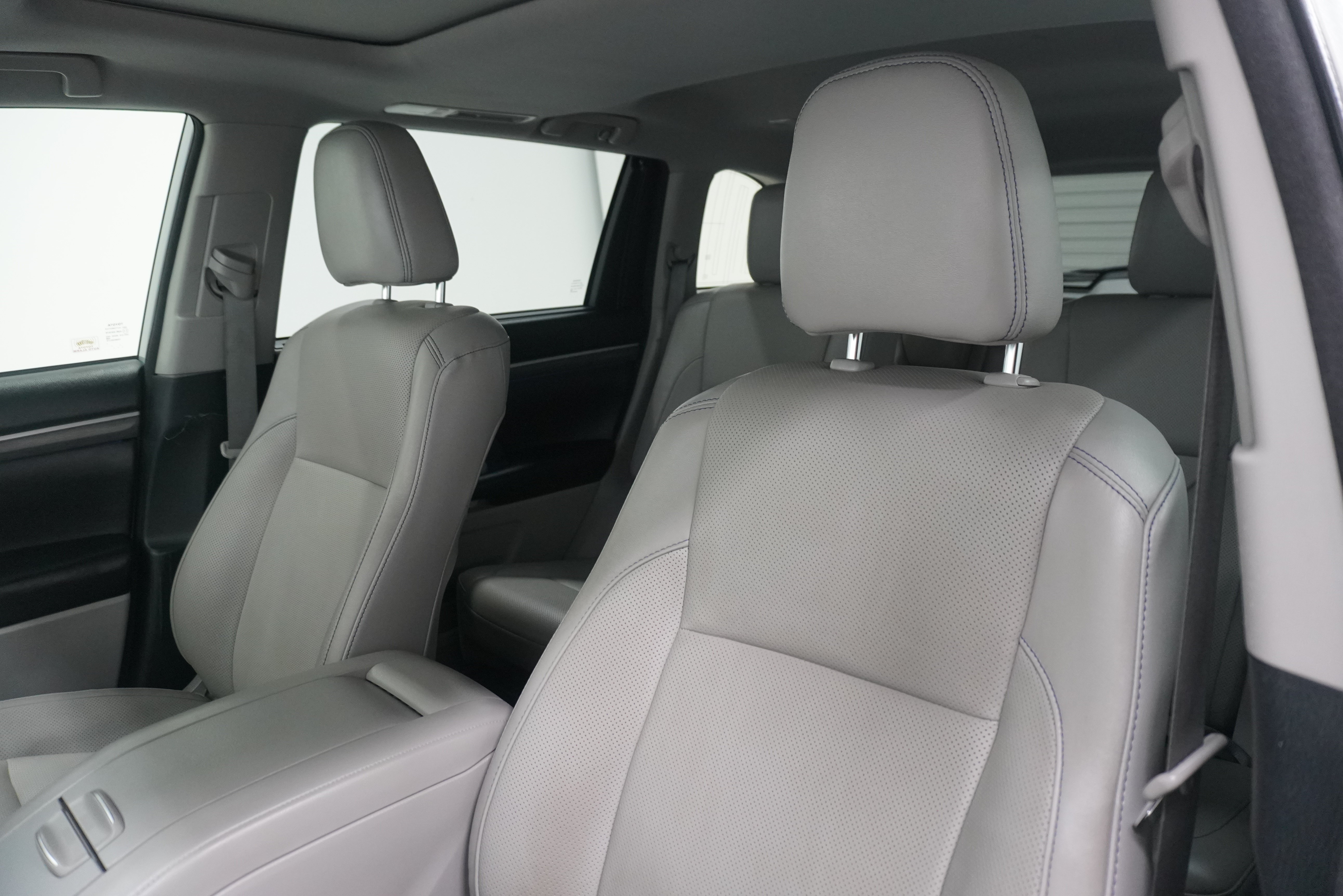 Used 2018 Toyota Highlander Limited FWD image 11