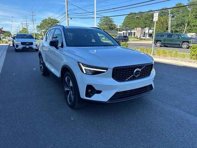 Certified 2025 Volvo XC40 B5 Plus AWD/4WD image 6
