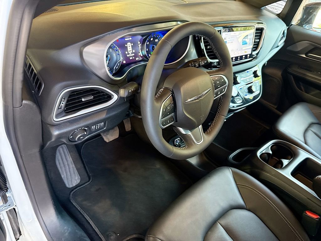 Used 2026 Chrysler Pacifica Select image 10