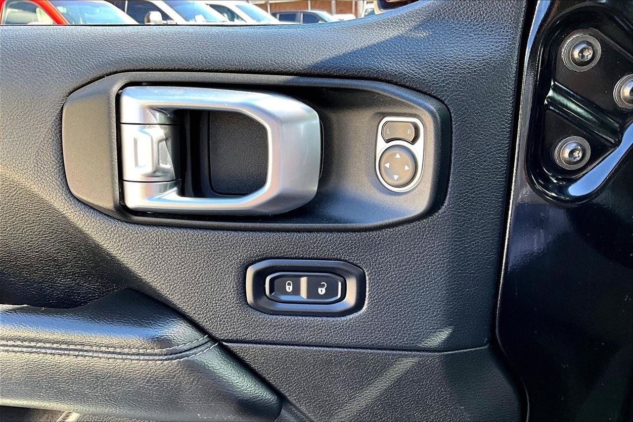 Used 2018 Jeep Wrangler Unlimited Sahara AWD/4WD image 38