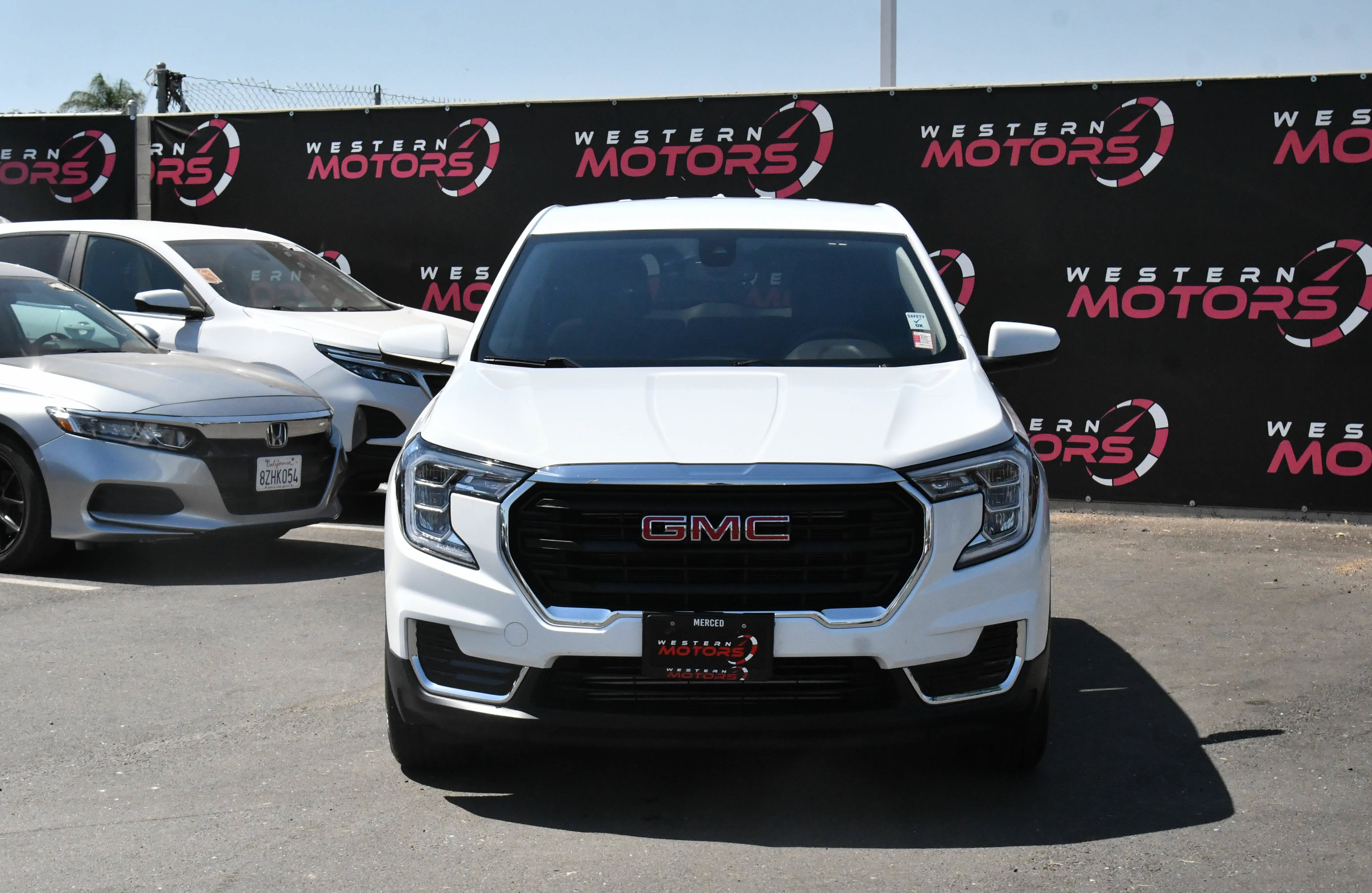 Used 2024 GMC Terrain SLE FWD image 2