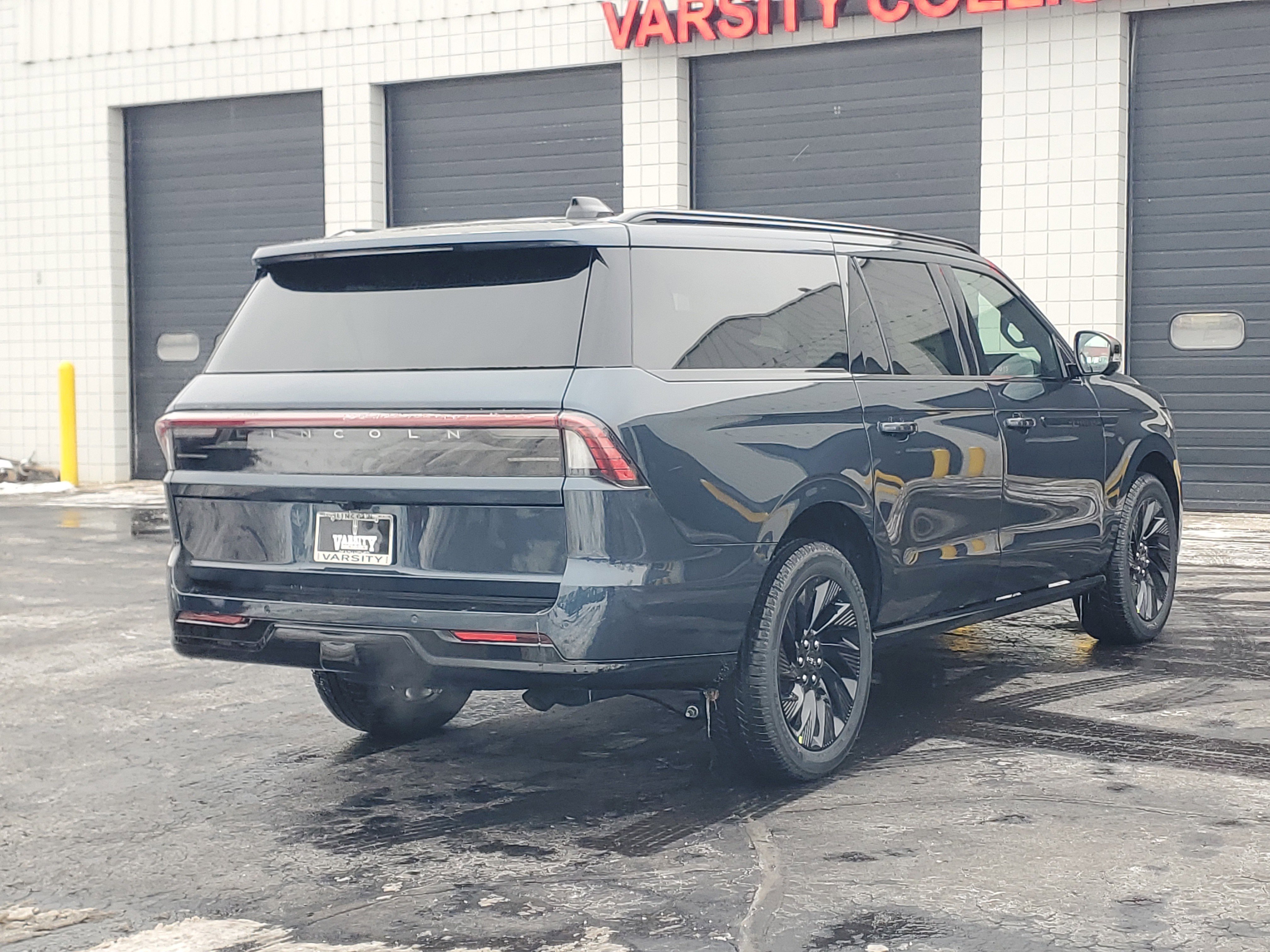 New 2025 Lincoln Navigator L Reserve w/ Jet Appearance Package image 4