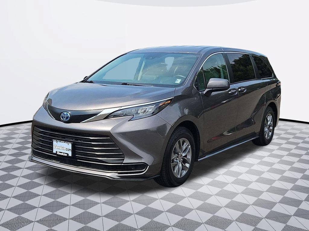 Used 2024 Toyota Sienna LE FWD image 2