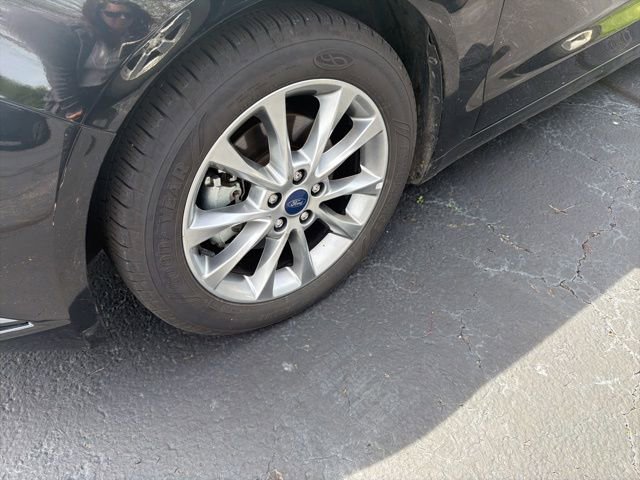 Used 2017 Ford Fusion SE w/ Fusion SE Technology Package FWD image 11