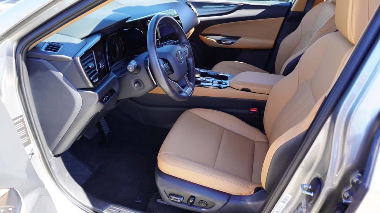 Used 2025 Lexus NX 250 FWD w/ Towing Package (2000 Lbs) image 13