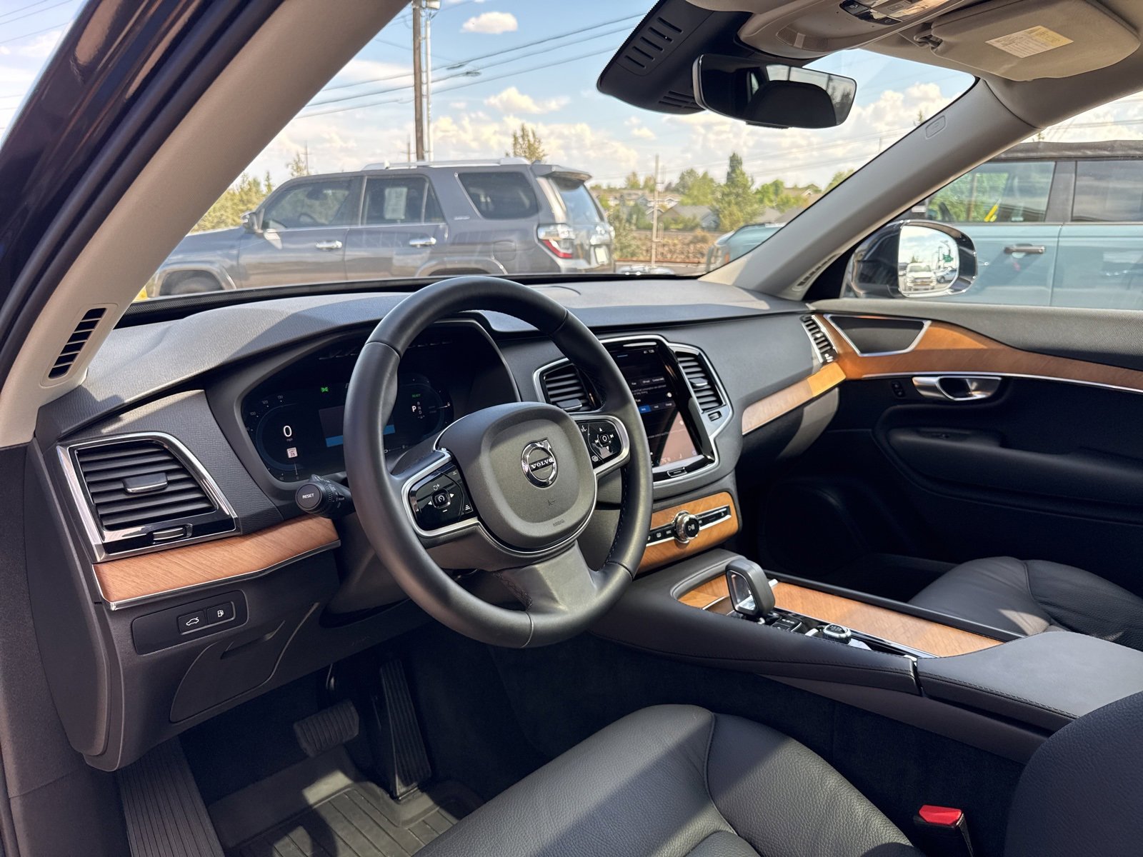 Used 2025 Volvo XC90 T8 Plus w/ Protection Package Premier image 22