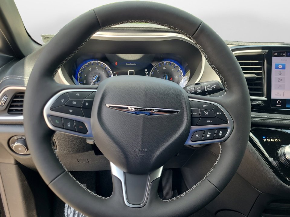 New 2025 Chrysler Pacifica Select image 10
