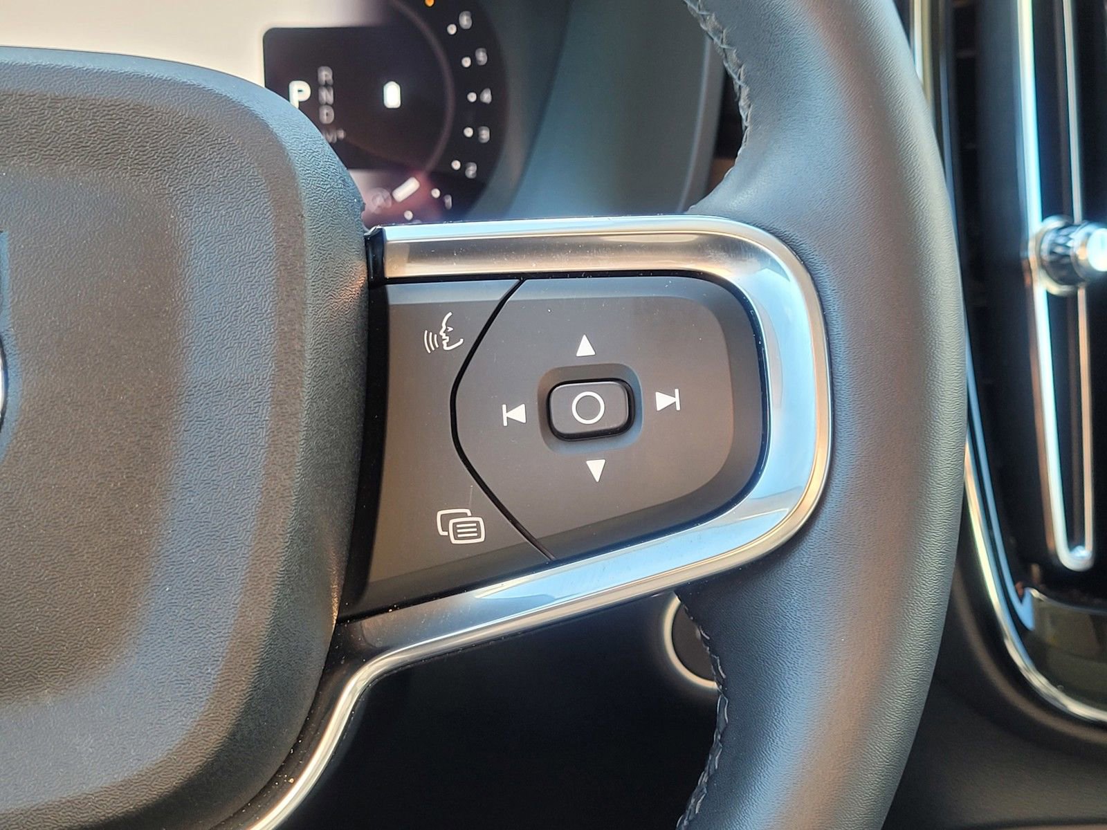 Certified 2023 Volvo XC40 B5 Plus w/ Protection Package Premier image 20