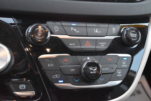 Used 2024 Chrysler Pacifica Touring-L FWD image 30