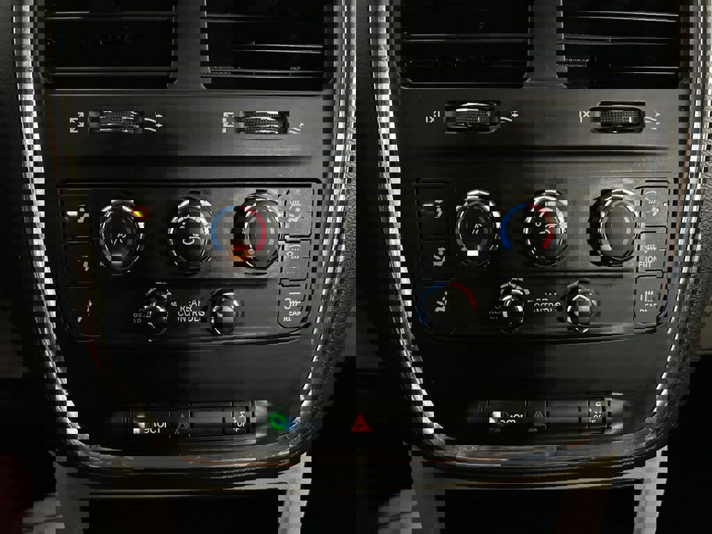 Used 2018 Dodge Grand Caravan SE w/ UConnect Hands-Free Group image 30