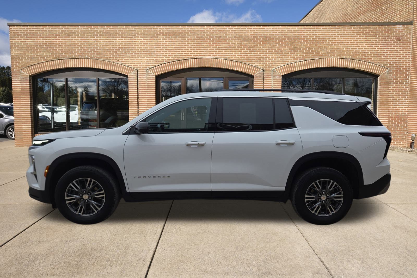 Used 2024 Chevrolet Traverse LT image 7