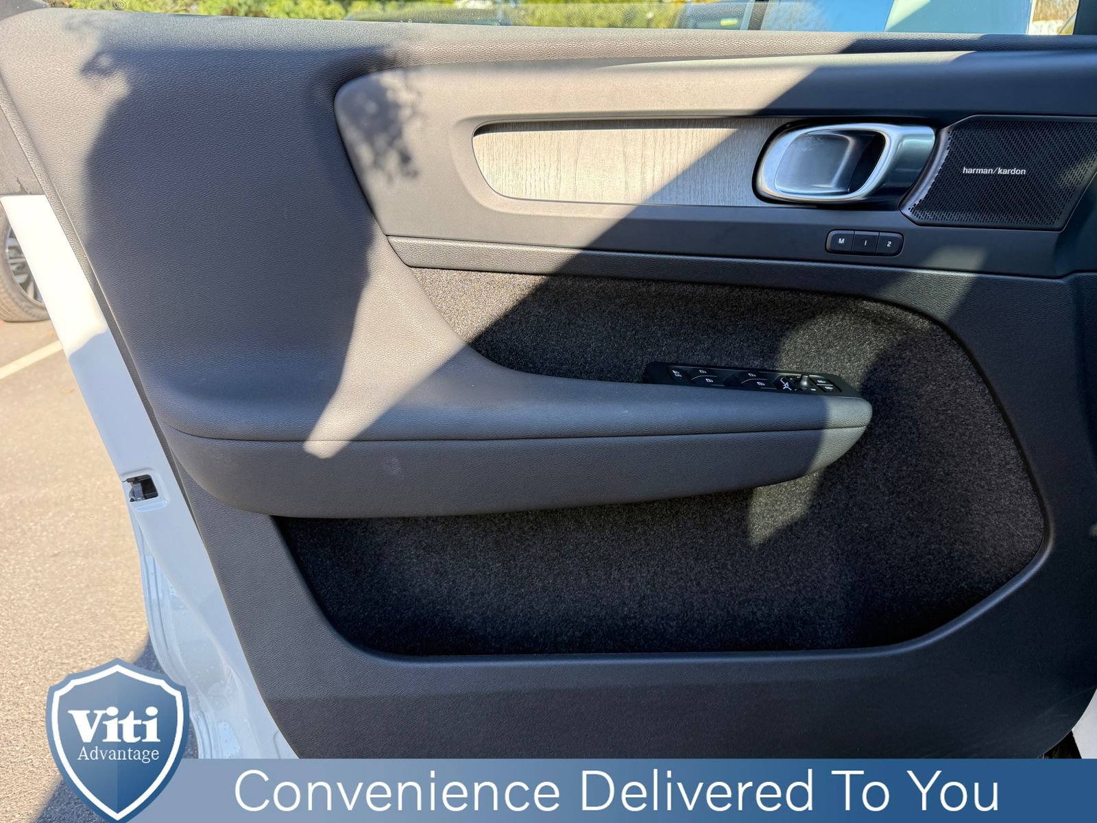 Certified 2024 Volvo XC40 B5 Ultimate w/ Protection Package Premier image 16