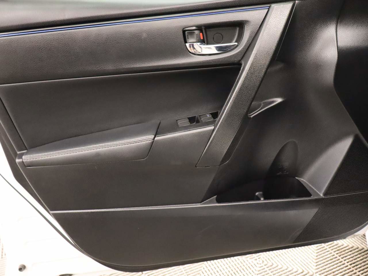 Used 2017 Toyota Corolla SE w/ Carpet Mat Package (TMS) image 17