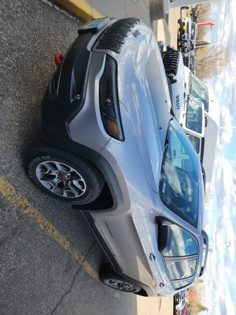 Used 2020 Jeep Cherokee Trailhawk w/ Cold Weather Group AWD/4WD image 2