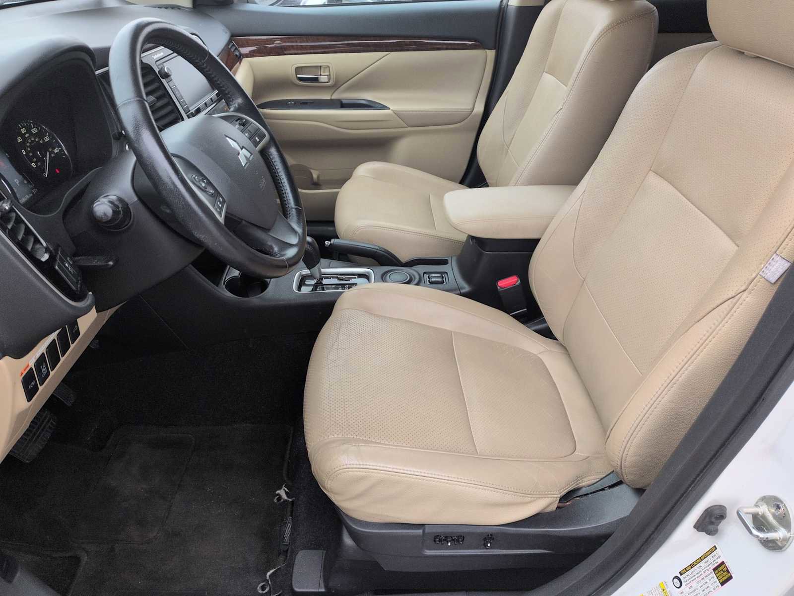 Used 2014 Mitsubishi Outlander SE image 16