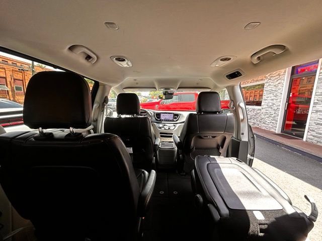 Used 2023 Chrysler Pacifica Touring-L FWD image 14