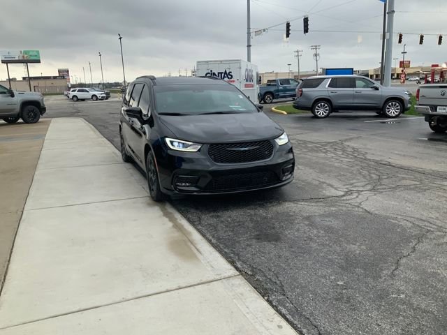 Used 2021 Chrysler Pacifica Touring-L w/ Uconnect Theater Family Group image 4