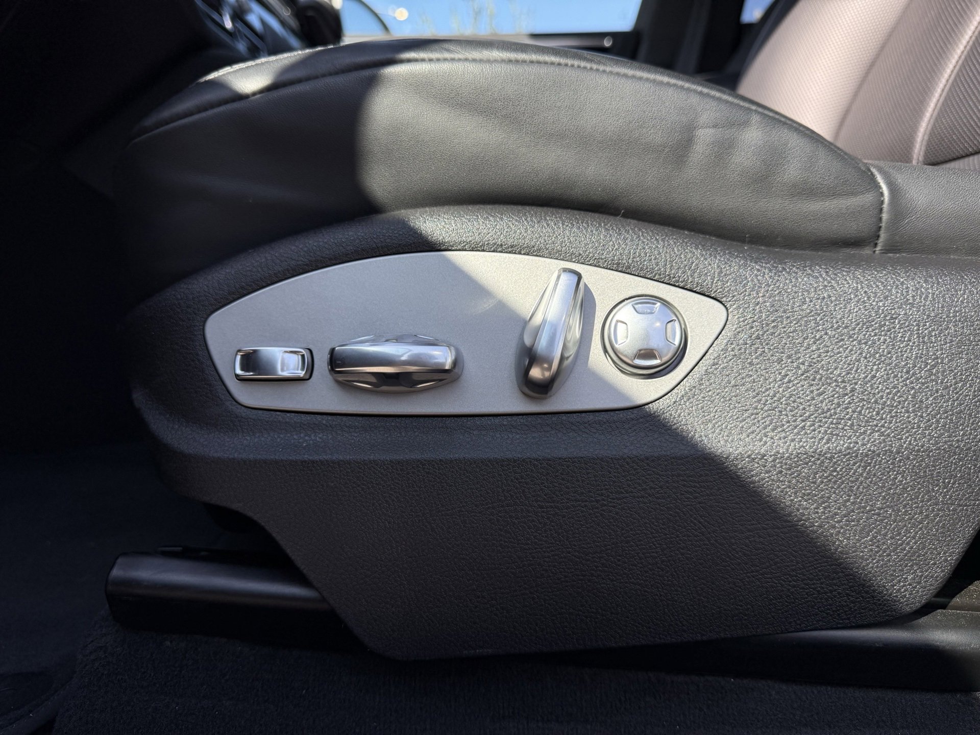 Used 2025 Porsche Macan image 28