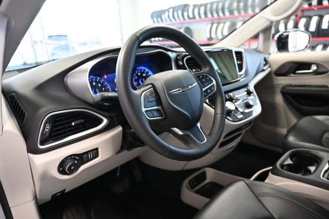 Used 2024 Chrysler Pacifica Touring-L FWD image 23