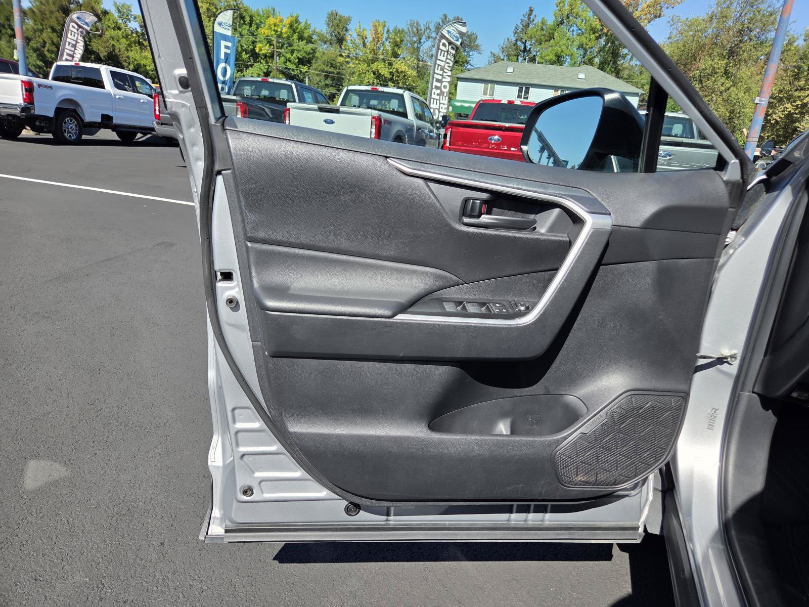 Used 2025 Toyota RAV4 LE AWD/4WD image 12